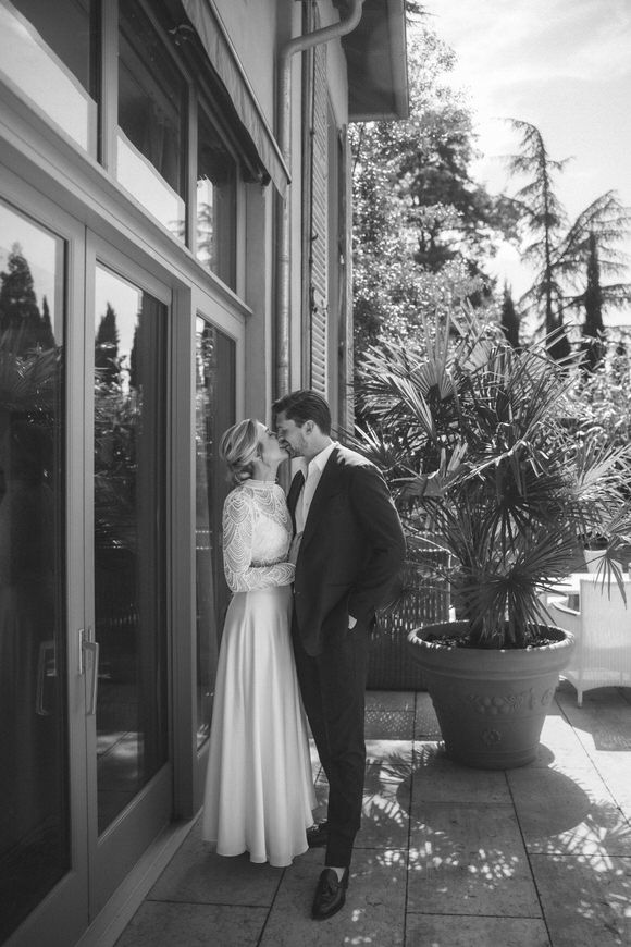 Schwarz-Weiß-Portrait eines eleganten Paares am Hochzeitstag – klassisch heiraten im Morrhof.