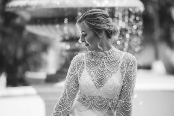 Detailaufnahme eines Spitzenhochzeitskleides mit feinem Muschelmuster – ein Hauch von Eleganz beim heiraten im Morrhof.
