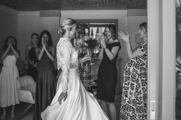 Hochzeitsgäste versammeln sich in elegantem Saal mit kunstvoller Decke – stilvolle Feier beim heiraten im Morrhof.