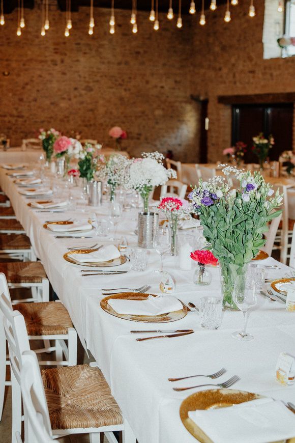 Hochzeitsfotograf Boudier & Koeller – Elegante rustikale Hochzeits-Tafel mit weißen Tischdecken, Gold und Blumen.