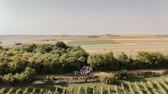 Hochzeitsfotograf Boudier & Koeller – Panoramablick auf sanfte Hügel mit Weinbergen und Feldern in ländlicher Landschaft.