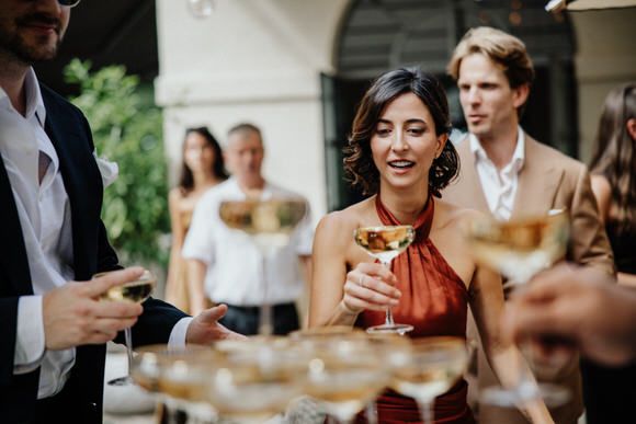 Gäste unterhalten sich ausgelassen bei einer Outdoor-Hochzeitsfeier – entspannt heiraten im Morrhof.
