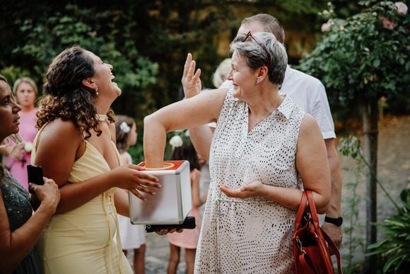 Hochzeitsfotograf Boudier & Koeller – Gäste tanzen und feiern bei Outdoor-Abendempfang.