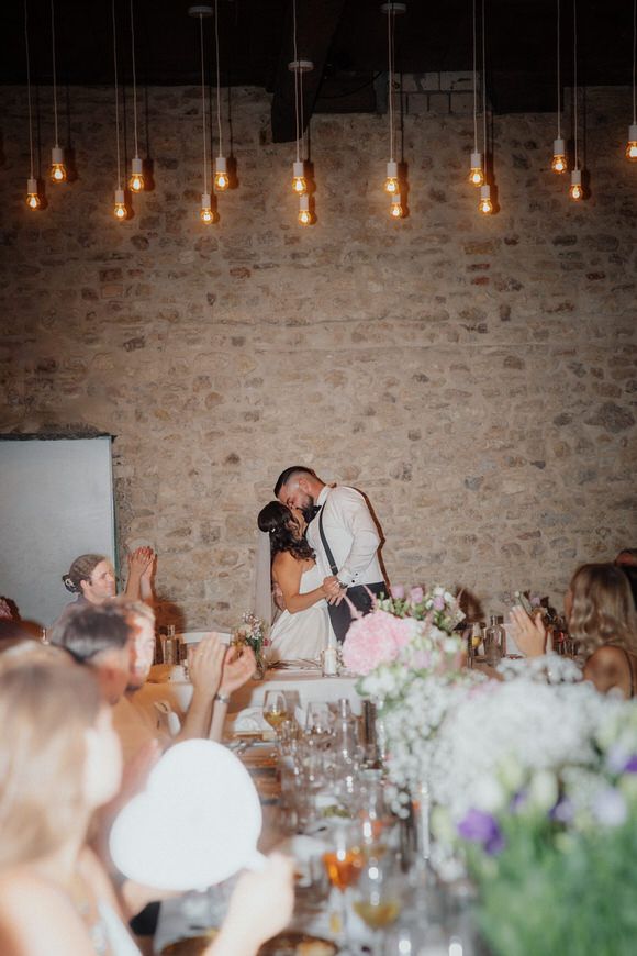 Hochzeitsfotograf Boudier & Koeller – Gäste stoßen bei der Hochzeitsdinner-Feier in rustikalem Backsteinlokal an.