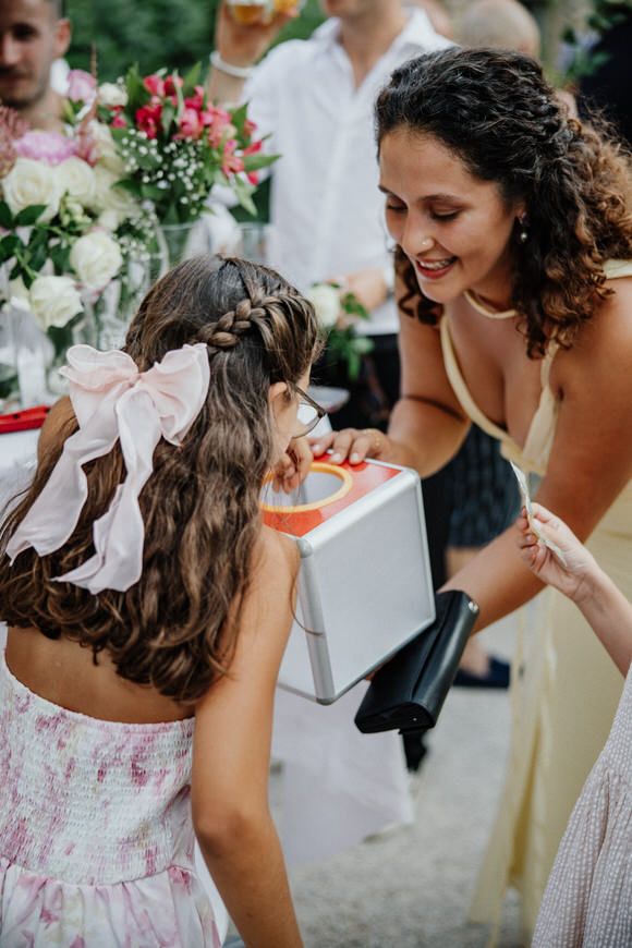 Hochzeitsfotograf Boudier & Koeller – Brautjungfern in hellen Kleidern genießen ungestellte Momente während Feier.