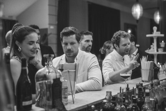 Hochzeitsgäste genießen Drinks und Gespräche auf einer festlich dekorierten Feier – stilvoll heiraten im Morrhof.