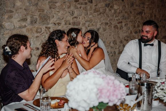 Hochzeitsfotograf Boudier & Koeller – Candid-Momente beim Hochzeitsdinner in rustikalem Steinmauer-Ambiente.