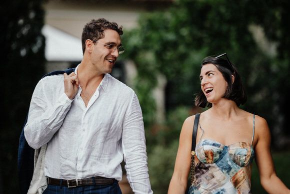 Hochzeitsgäste genießen Drinks und lachen gemeinsam in einem festlich geschmückten Garten – entspannt heiraten im Morrhof.