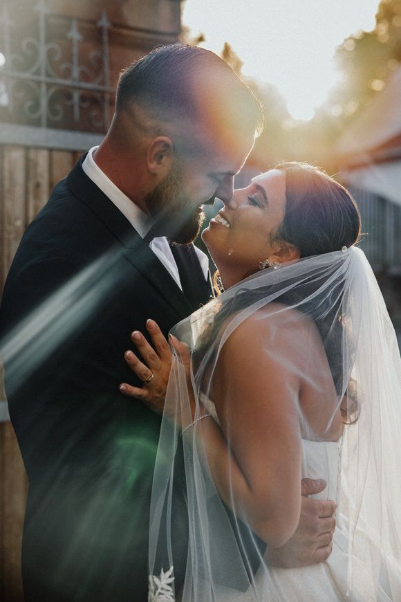Hochzeitsfotograf Boudier & Koeller – Romantische Hochzeitsfotos bei Sonnenuntergang mit Brautpaar und wehender Schleier.