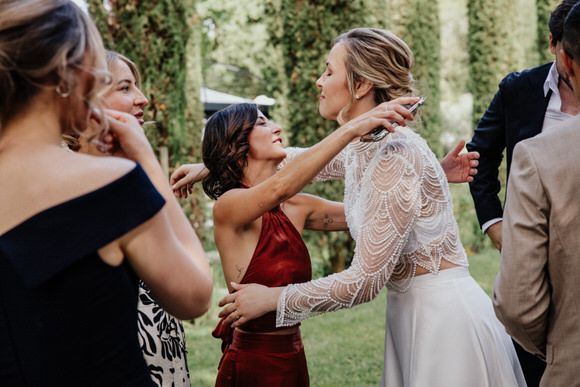 Hochzeitsgäste tanzen und feiern ausgelassen bei einer eleganten Gartenparty – heiraten im Morrhof mit Freude und Eleganz.