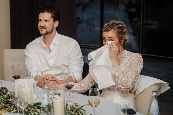 Elegantes Hochzeitsdinner mit weißer Dekoration und Kerzenschein – luxuriös heiraten im Morrhof.