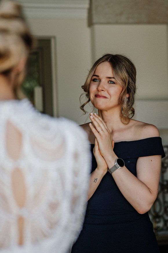 Emotionaler Moment während der Hochzeitsvorbereitungen in heller, moderner Umgebung – Vorfreude auf das heiraten im Morrhof.