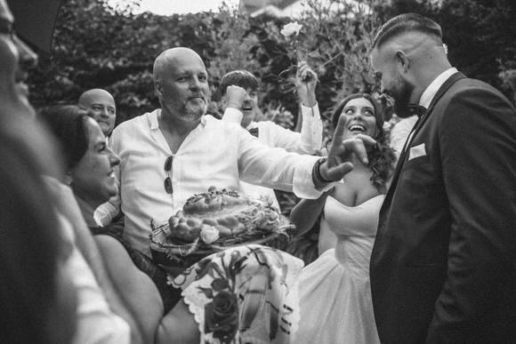 Hochzeitsfotograf Boudier & Koeller – Schwarz-Weiß-Serie: Gäste tanzen und feiern bei Outdoor-Hochzeitsfeier.