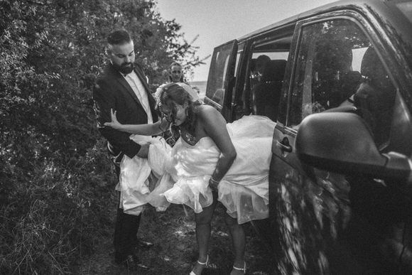 Hochzeitsfotograf Boudier & Koeller – Schwarz-Weiß-Serie: Paar umarmt sich und teilt intime Momente neben Auto.