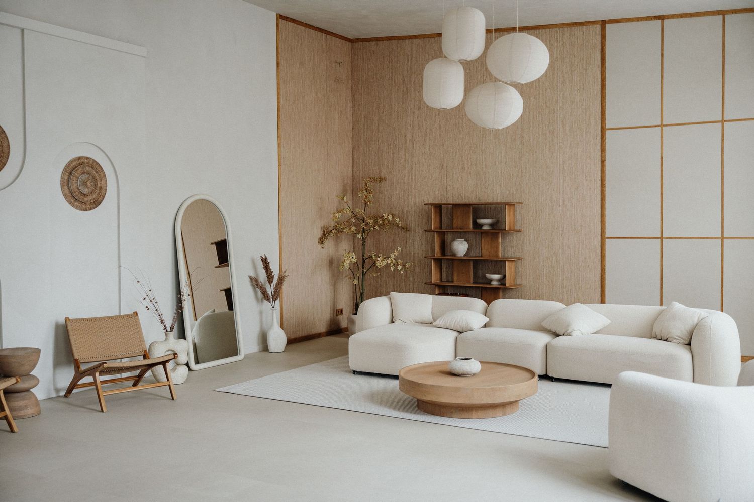 Minimalistisches japanisches Wohnzimmer mit weißen Wänden, Holzdetails & modernen Hängelampen – Business Shooting Frankfurt