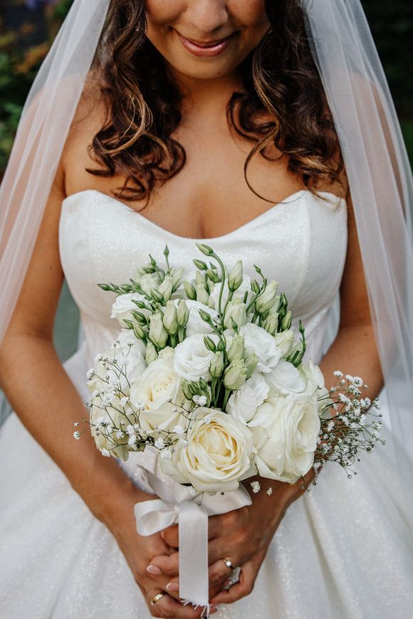 Hochzeitsfotograf Boudier & Koeller – Vier Nahaufnahmen eines weißen Brautstraußes mit Rosen und Schleierkraut am Hochzeitskleid.