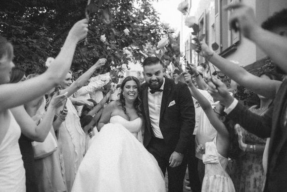 Hochzeitsfotograf Boudier & Koeller – Collage Schwarz-Weiß-Hochzeitsfotos mit Tanz- und Feiermomenten draußen.