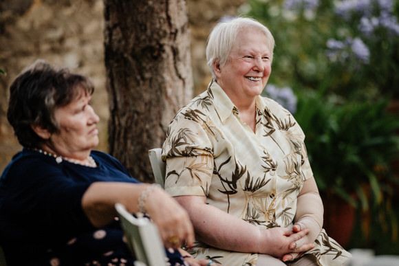Hochzeitsfotograf Boudier & Koeller – Gruppe lacht fröhlich zusammen im Freien in natürlicher Umgebung.