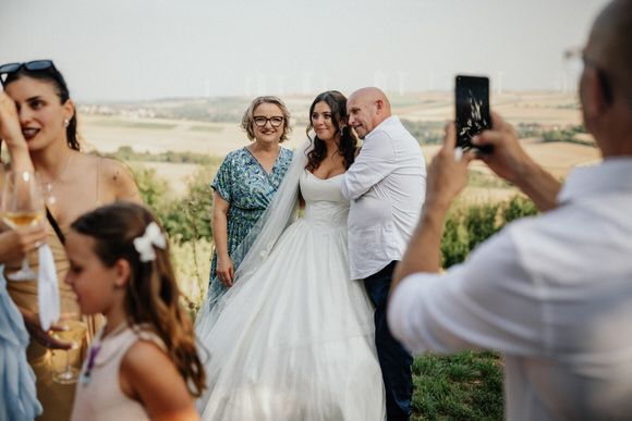 Hochzeitsfotograf Boudier & Koeller – Hochzeitsgesellschaft versammelt sich für Fotos draußen mit malerischer Aussicht.