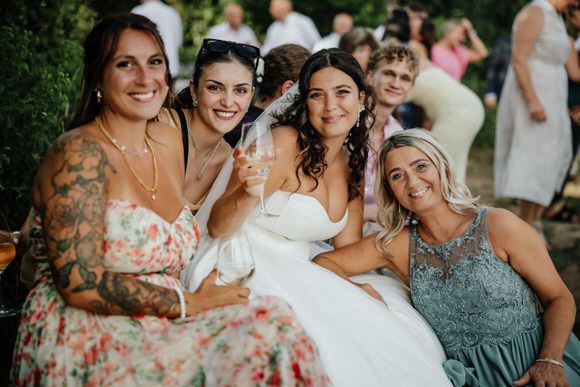 Hochzeitsfotograf Boudier & Koeller – Hochzeitsgesellschaft draußen im Sommer, Mix aus eleganten Kleidern und Blumenmustern.