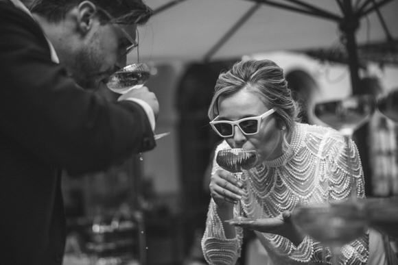 Gäste genießen Drinks und Gespräche bei einer eleganten Outdoor-Hochzeit – stilvoll heiraten im Morrhof.