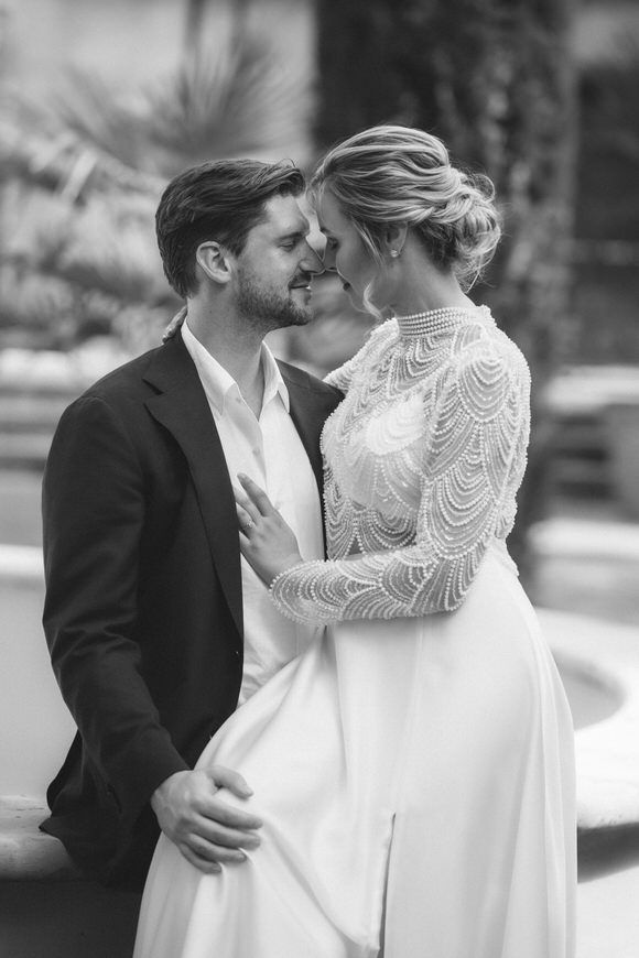 Schwarz-Weiß-Serie romantischer Portraits mit zärtlichen Momenten des Brautpaars – emotional heiraten im Morrhof.