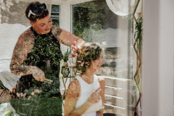 Getting Ready in stilvollem Ambiente mit sanftem Licht und floraler Dekoration – heiraten im Morrhof.