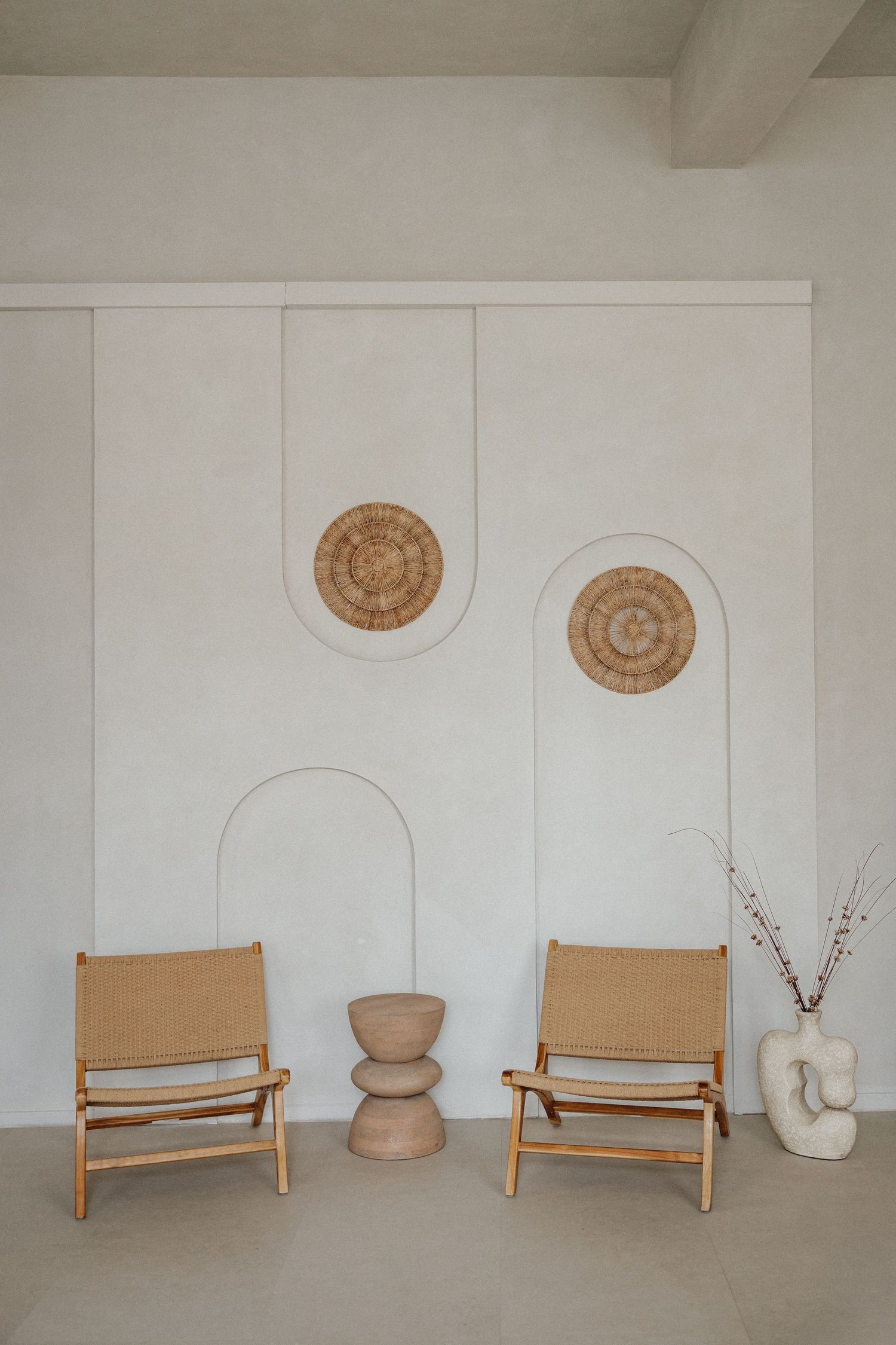 Minimalistisches Interior mit zwei Lederstühlen, Deko-Wandtellern, Holzhocker & Keramikvase – Business Shooting Frankfurt