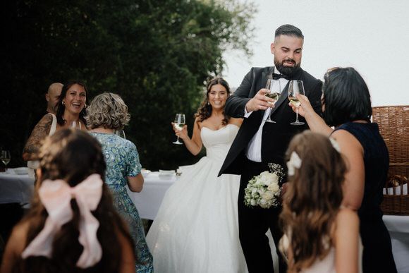 Hochzeitsfotograf Boudier & Koeller – Gäste und Hochzeitsgesellschaft teilen Lachen und Freude bei Outdoor-Feier.
