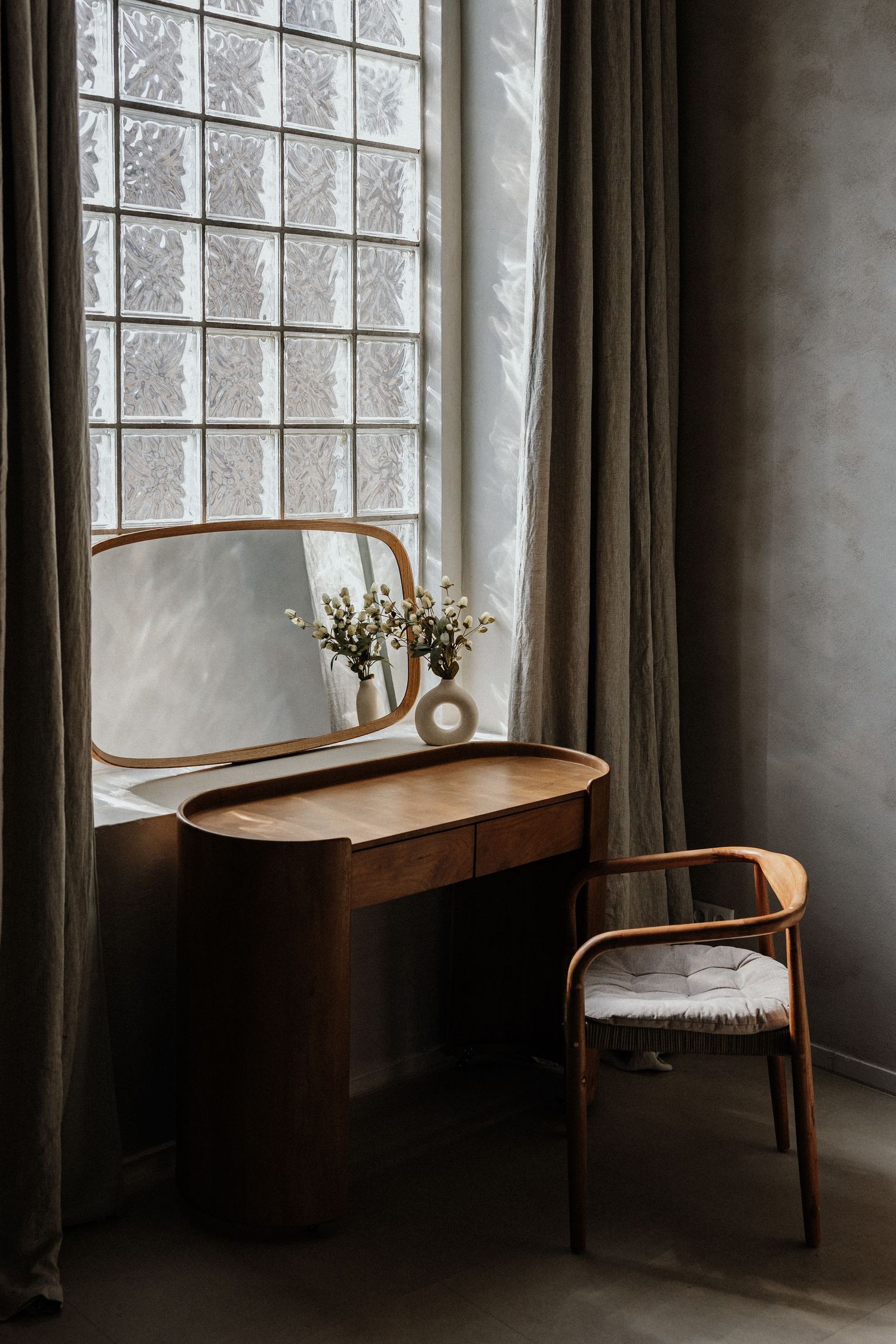 Minimalistisches Interior mit Holzsessel vor großen Fenstern mit Spitzengardinen & sanftem Tageslicht – Business Shooting Frankfurt