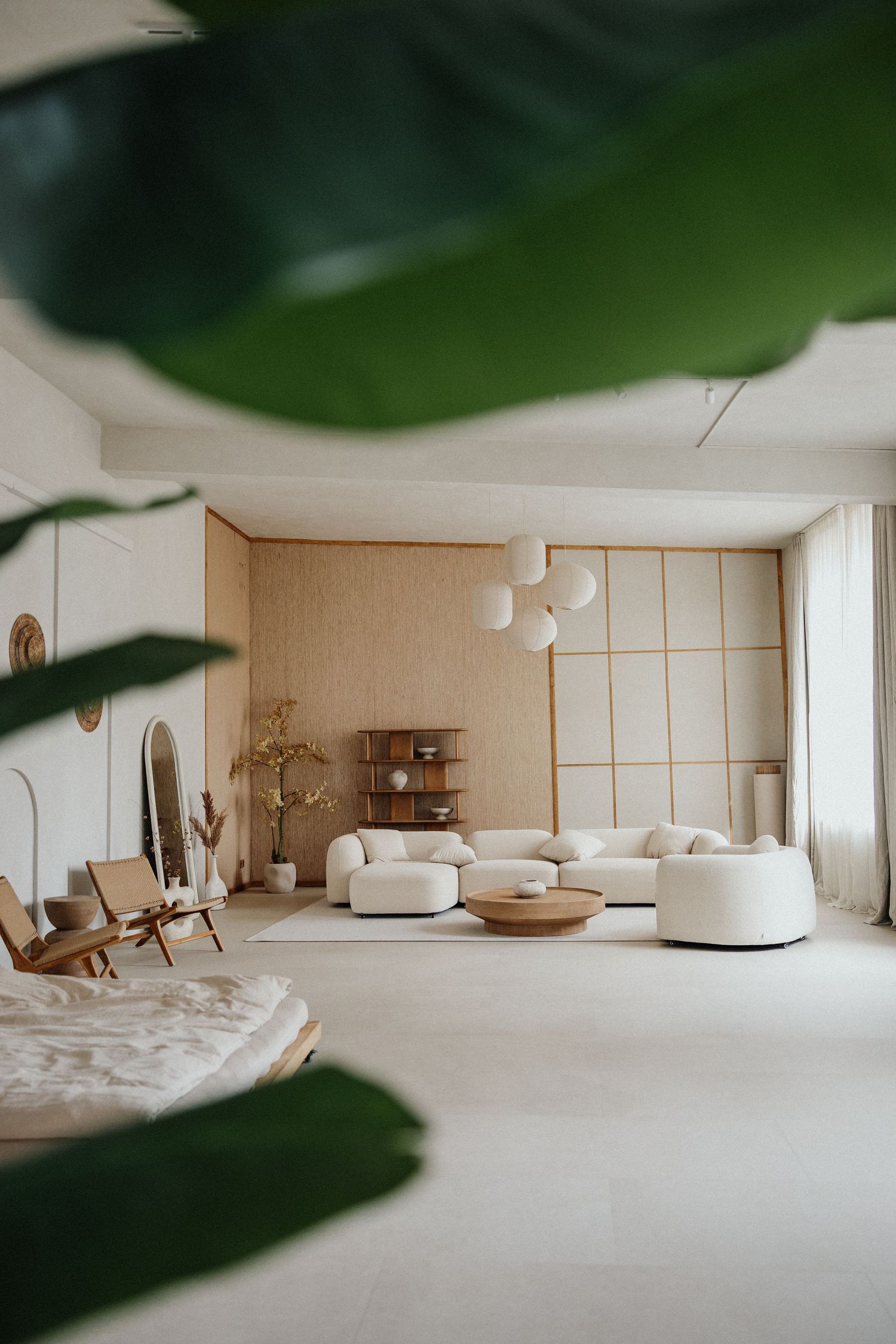Minimalistisches japanisch inspiriertes Wohnzimmer mit weißen Wänden, Holzdetails & Zimmerpflanzen – Business Shooting Frankfurt