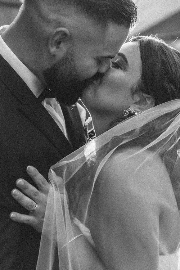 Hochzeitsfotograf Boudier & Koeller – Romantische Schwarz-Weiß-Hochzeitsfotos mit Brautpaar und fließendem Schleier.