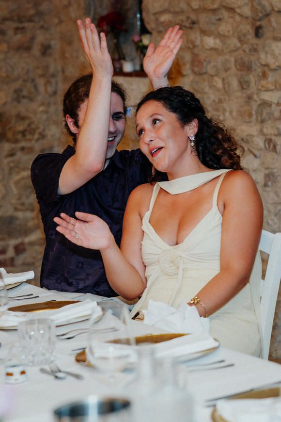 Hochzeitsfotograf Boudier & Koeller – Candid-Momente der Hochzeitsfeier voller Lachen und Freude in Steinmauer-Lokal.