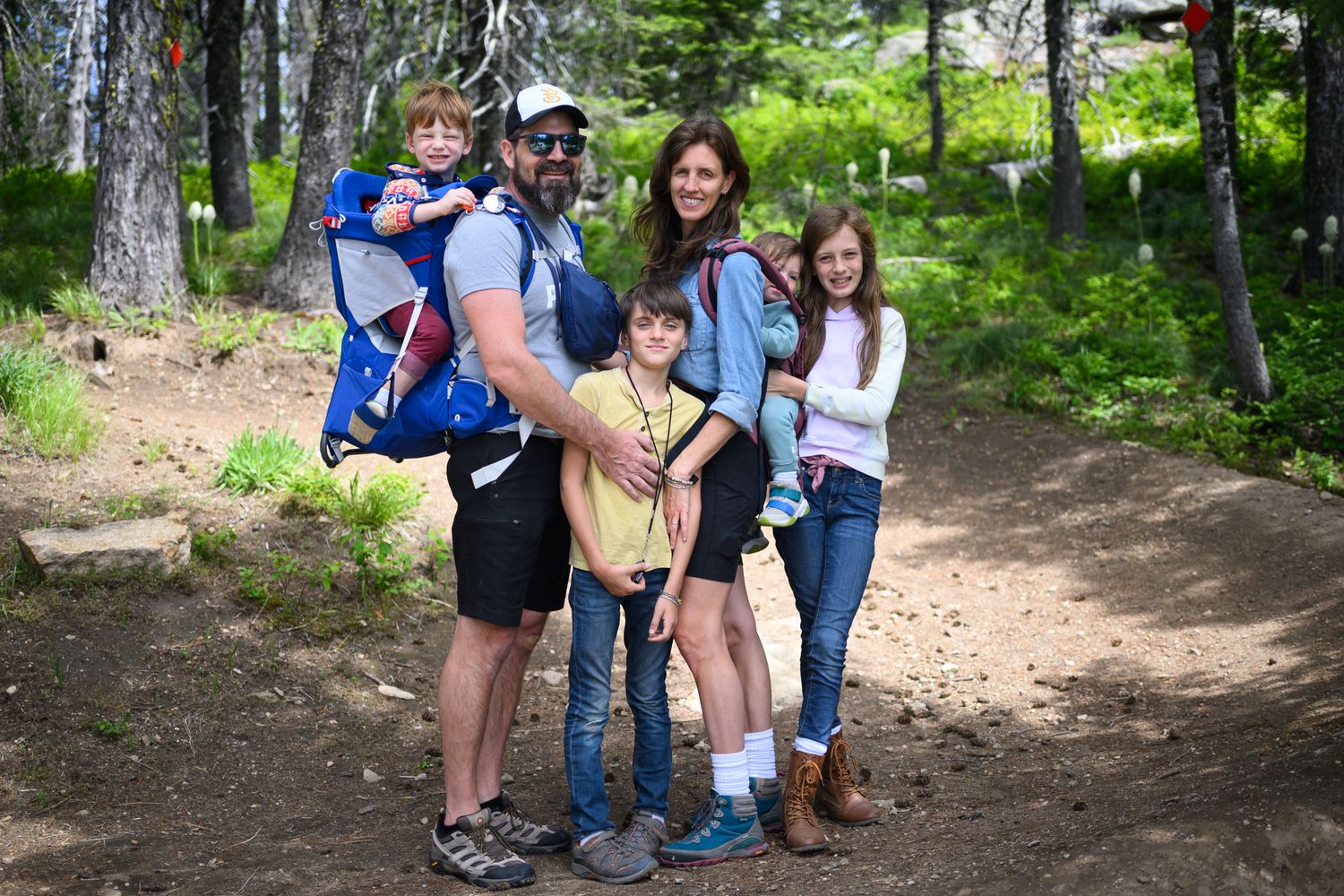 sandpoint family photographers hiking on viewski loop