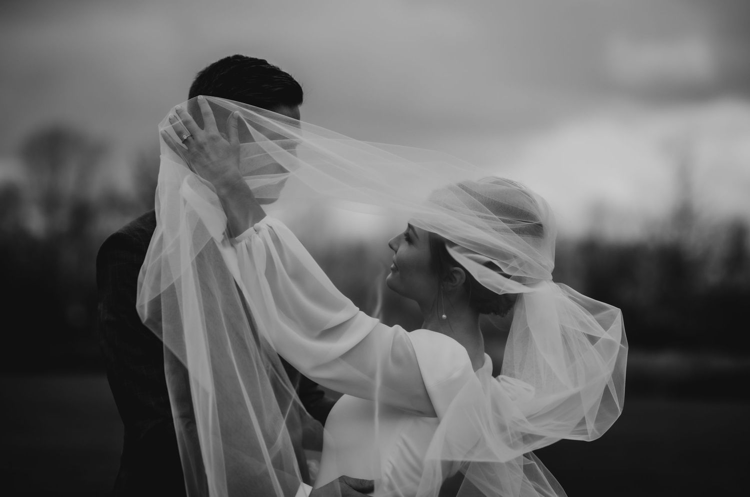 Portret van bruid en bruidegom – emotie en elegantie in trouwfotografie