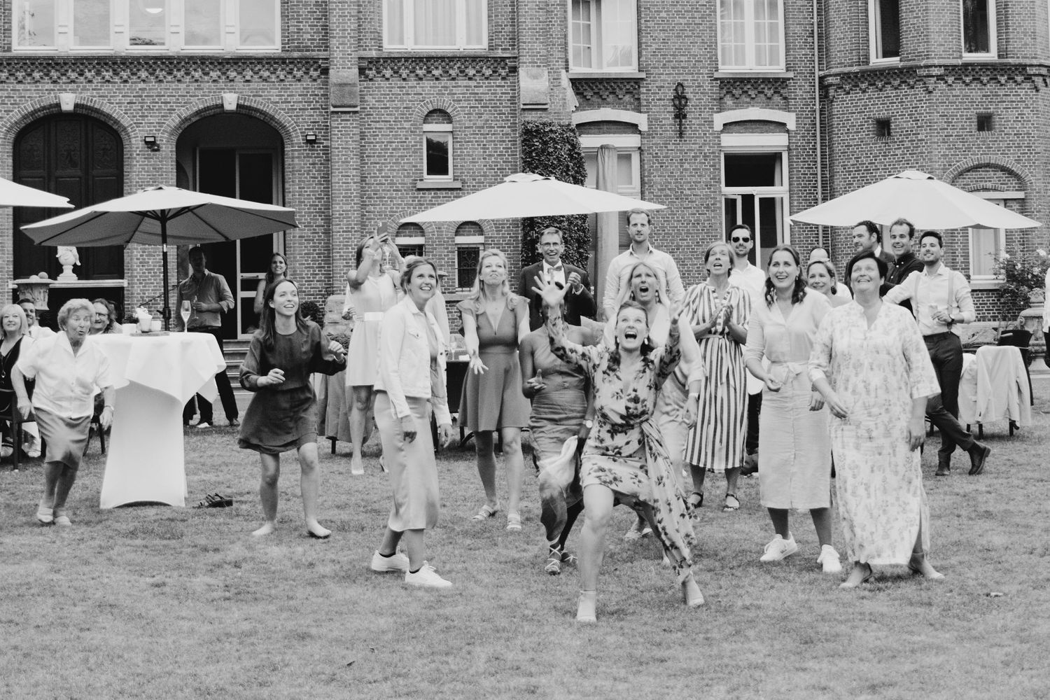 vriendinnen groep op de foto en het trouw boekt wordt gegooid, de foto zit vol emotie