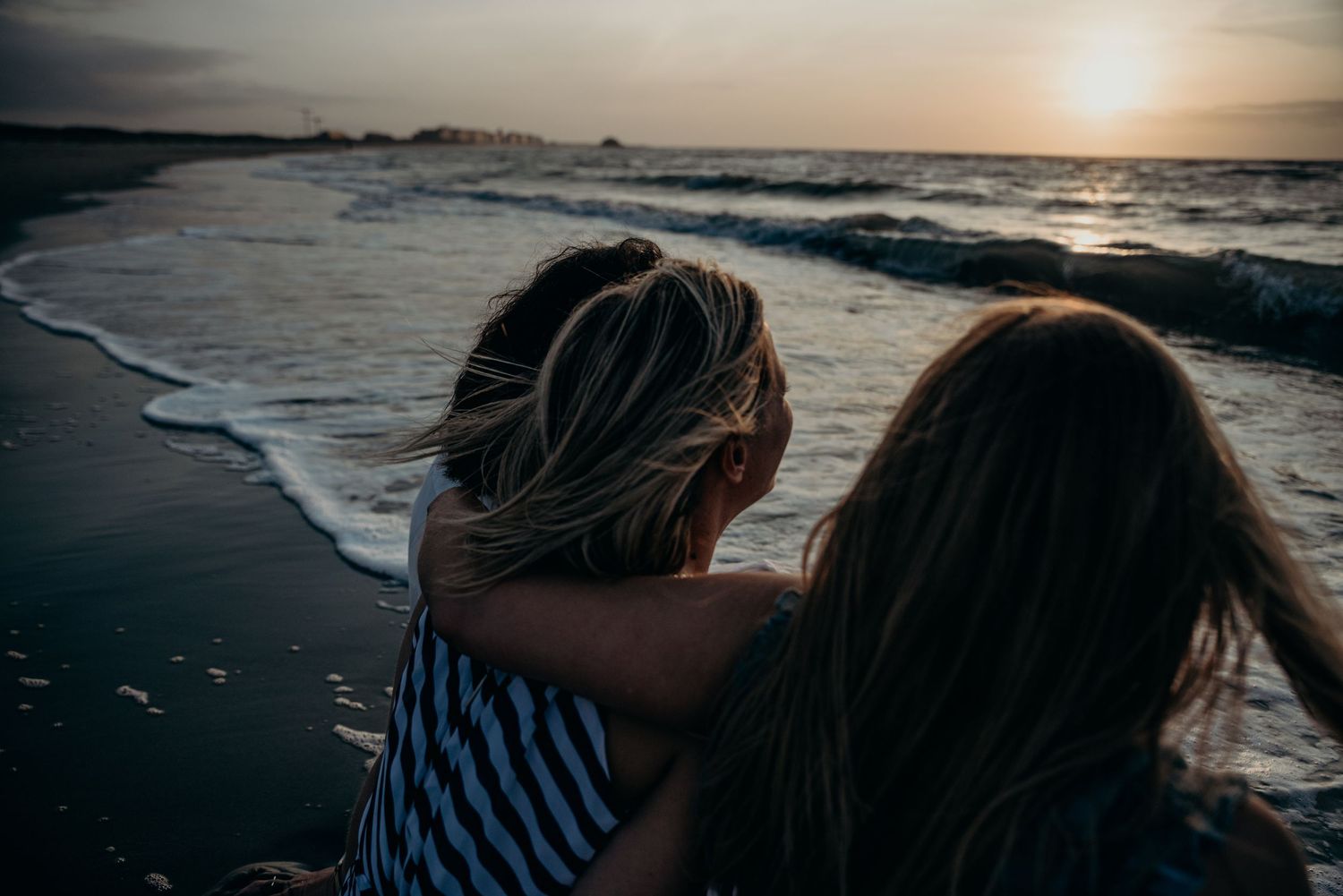 Golden hour fotografie – warme natuurlijke lichtmomenten in open lucht aan de zee bij zonsondergang