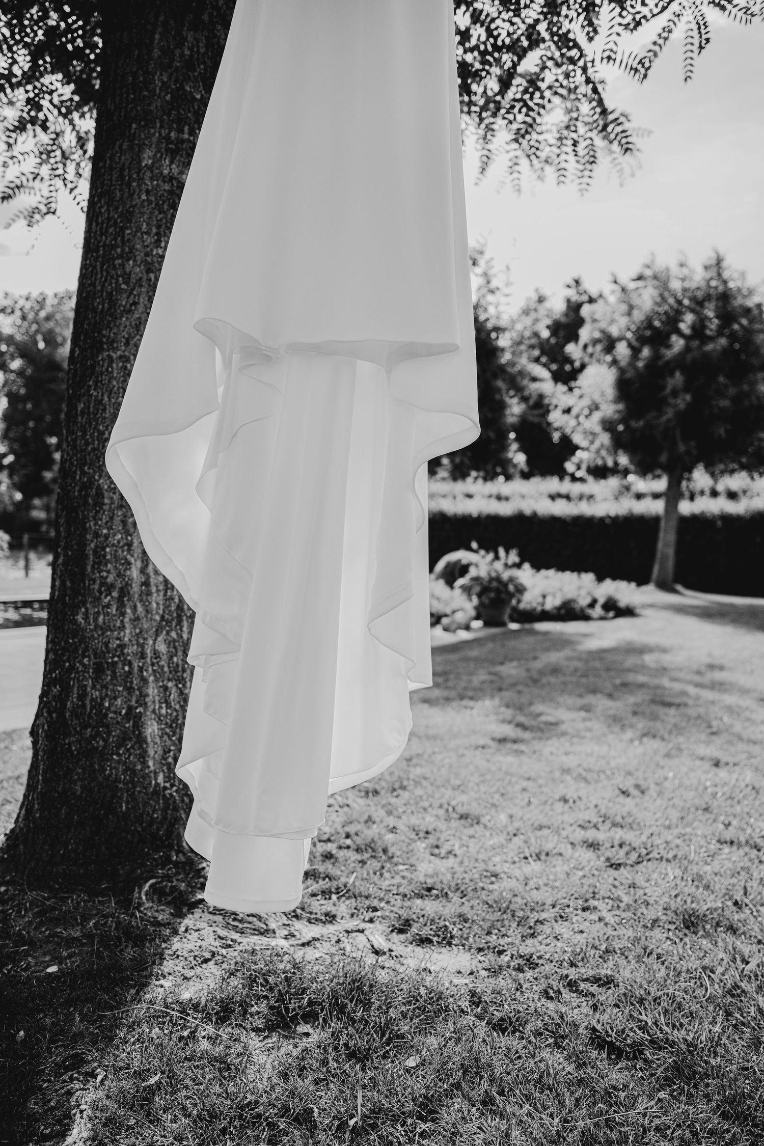 Modefotografie in stedelijke omgeving – creatieve compositie in een zwart witte lifestyle setting