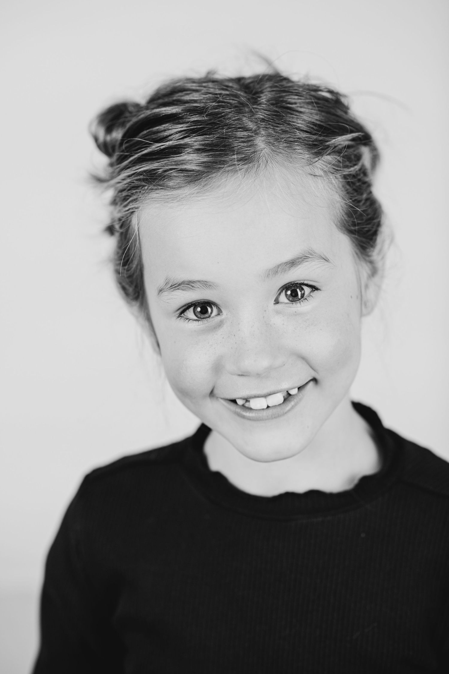 Portretfotografie – expressieve en natuurlijke gezichtsuitdrukkingen. Kidsfotografie in een strakke studio opgenomen