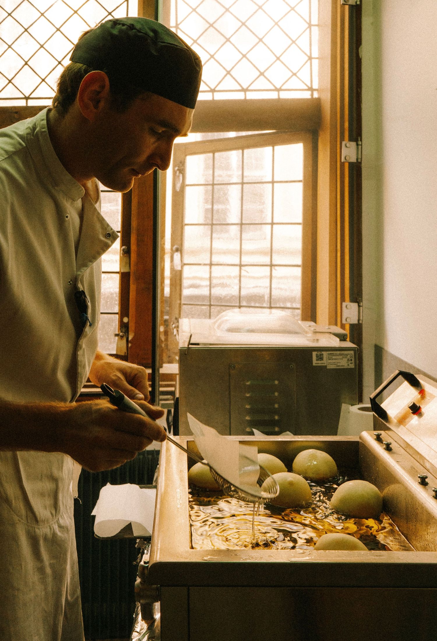Portraits artisans de bouche à Lille : chefs, boulangers, pâtissiers. Photographie pro qui valorise savoir‑faire.