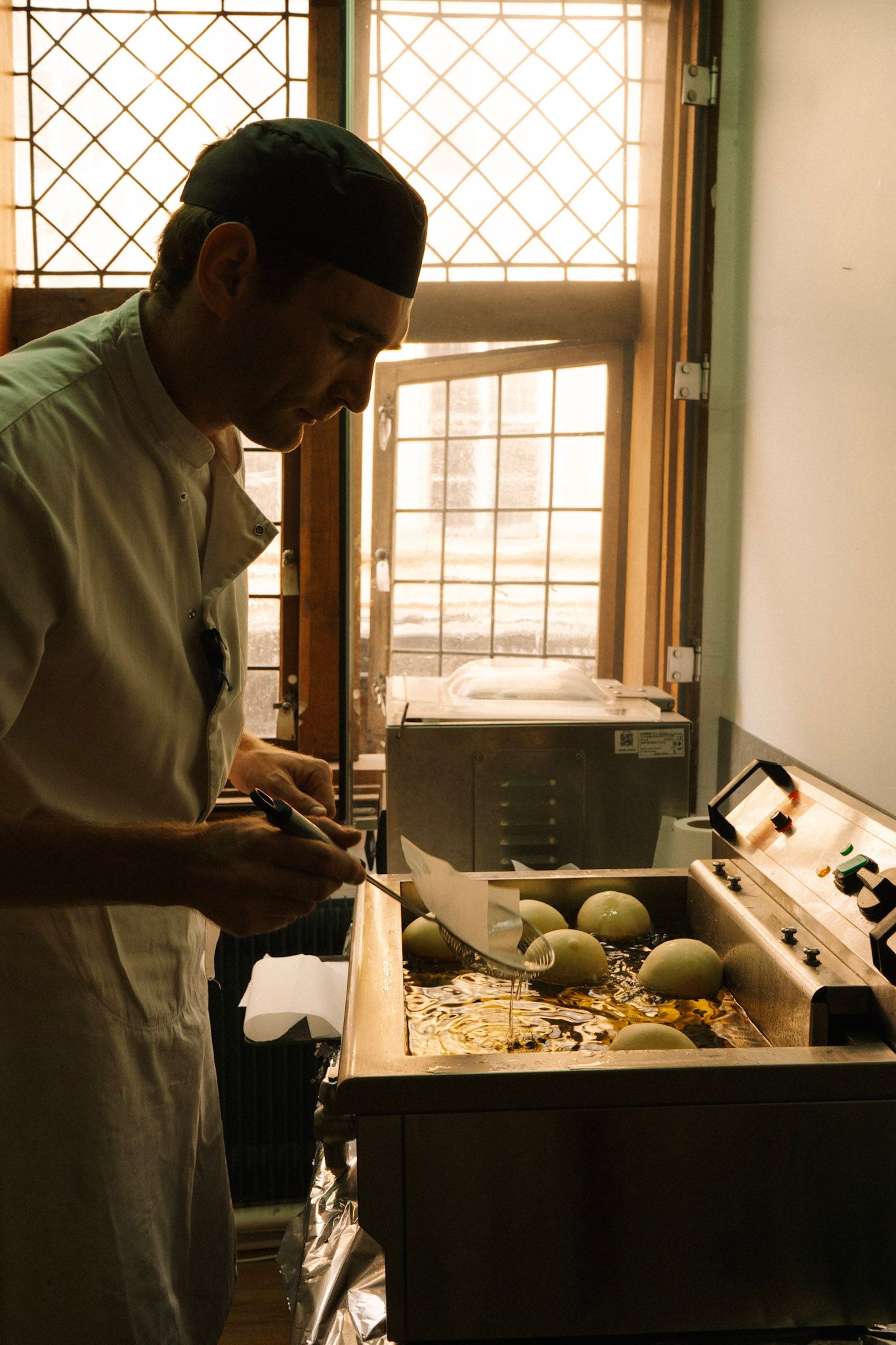 Portraits artisans de bouche à Lille : chefs, boulangers, pâtissiers. Photographie pro qui valorise savoir‑faire.