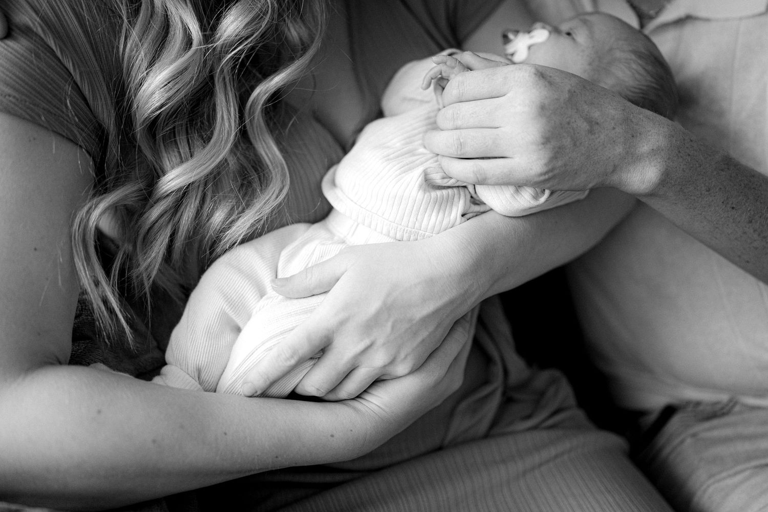 Detailfoto van handen om newborn baby,