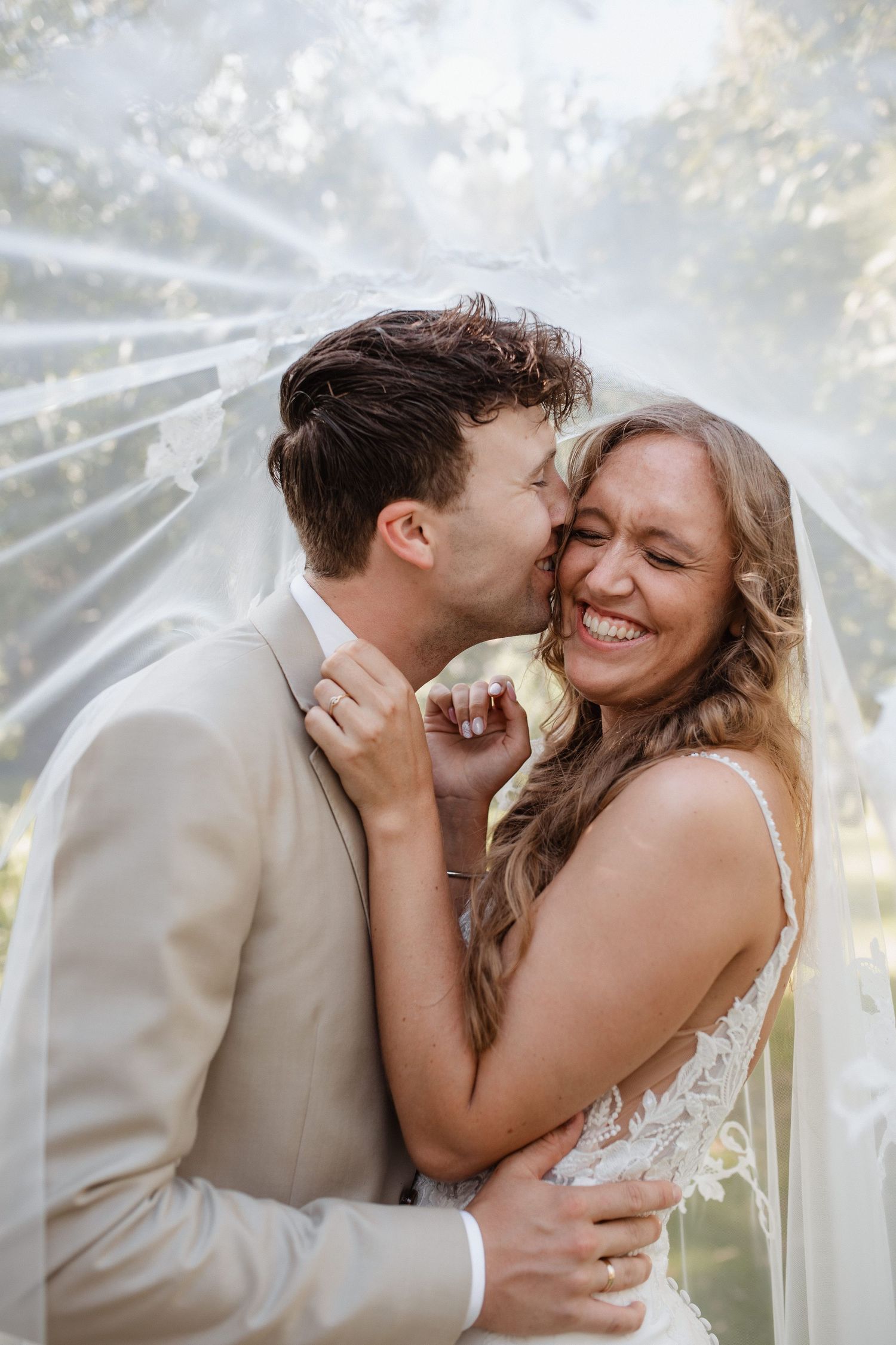 Trouwfoto van een bruidspaar tijdens fotoshoot Harderwijk