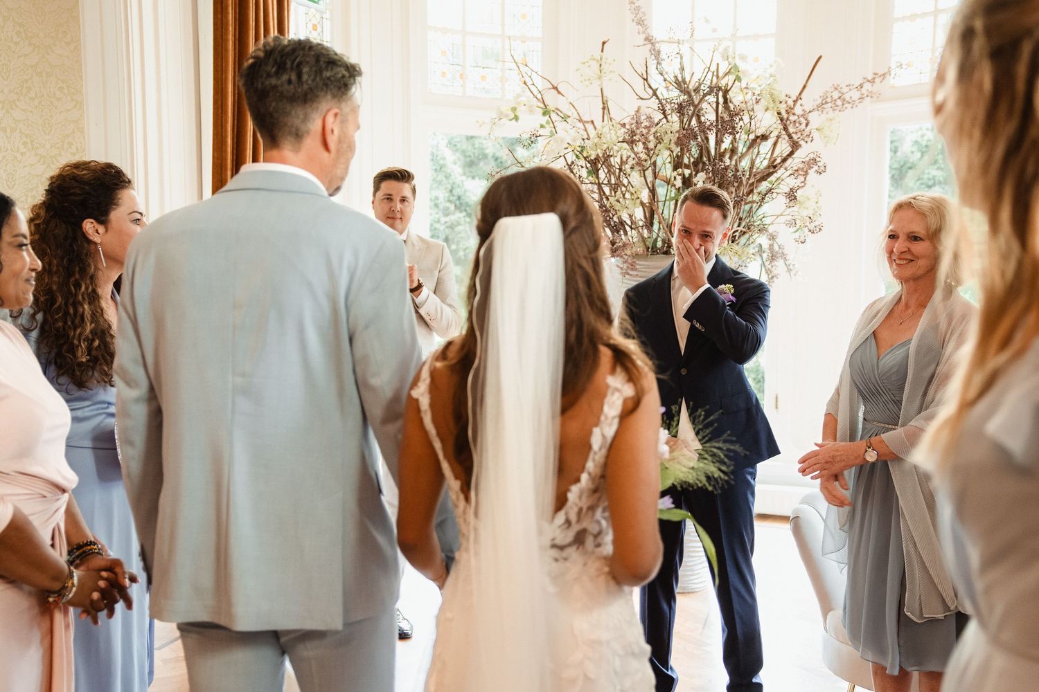 Bruidspaar bij de ceremonie bij Kasteel Hooge Vuursche