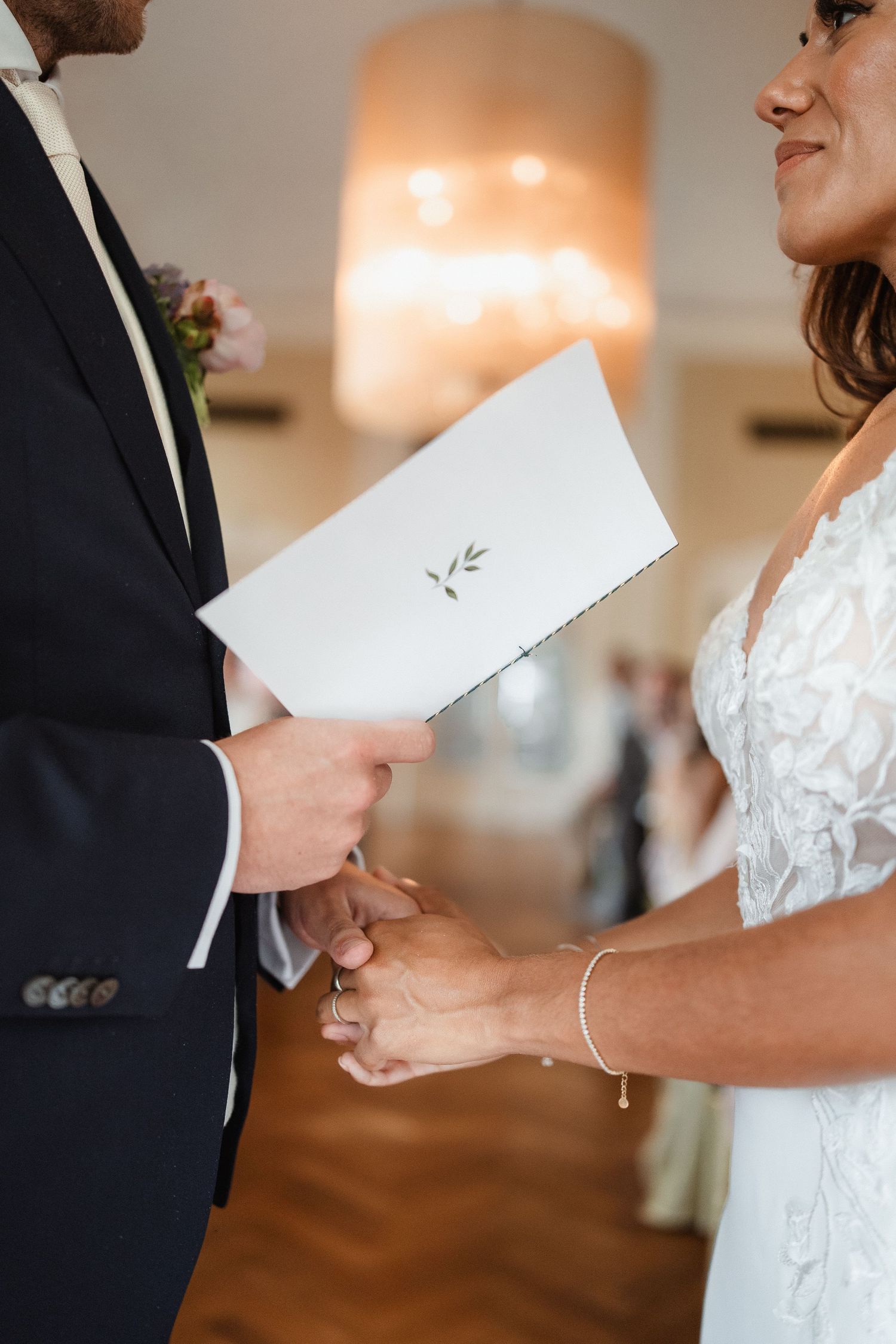 Geloften voorlezen tijdens de ceremonie bij Kasteel Hooge Vuursche in Baarn
