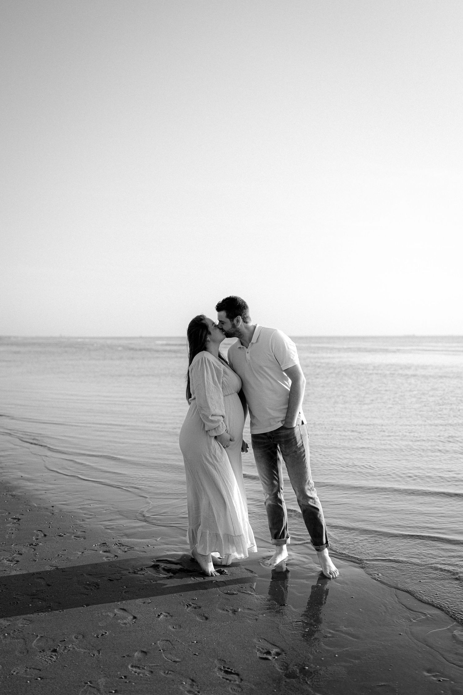 Zwangerschapsshoot in Noordwijk op het strand door Nansee Photography
