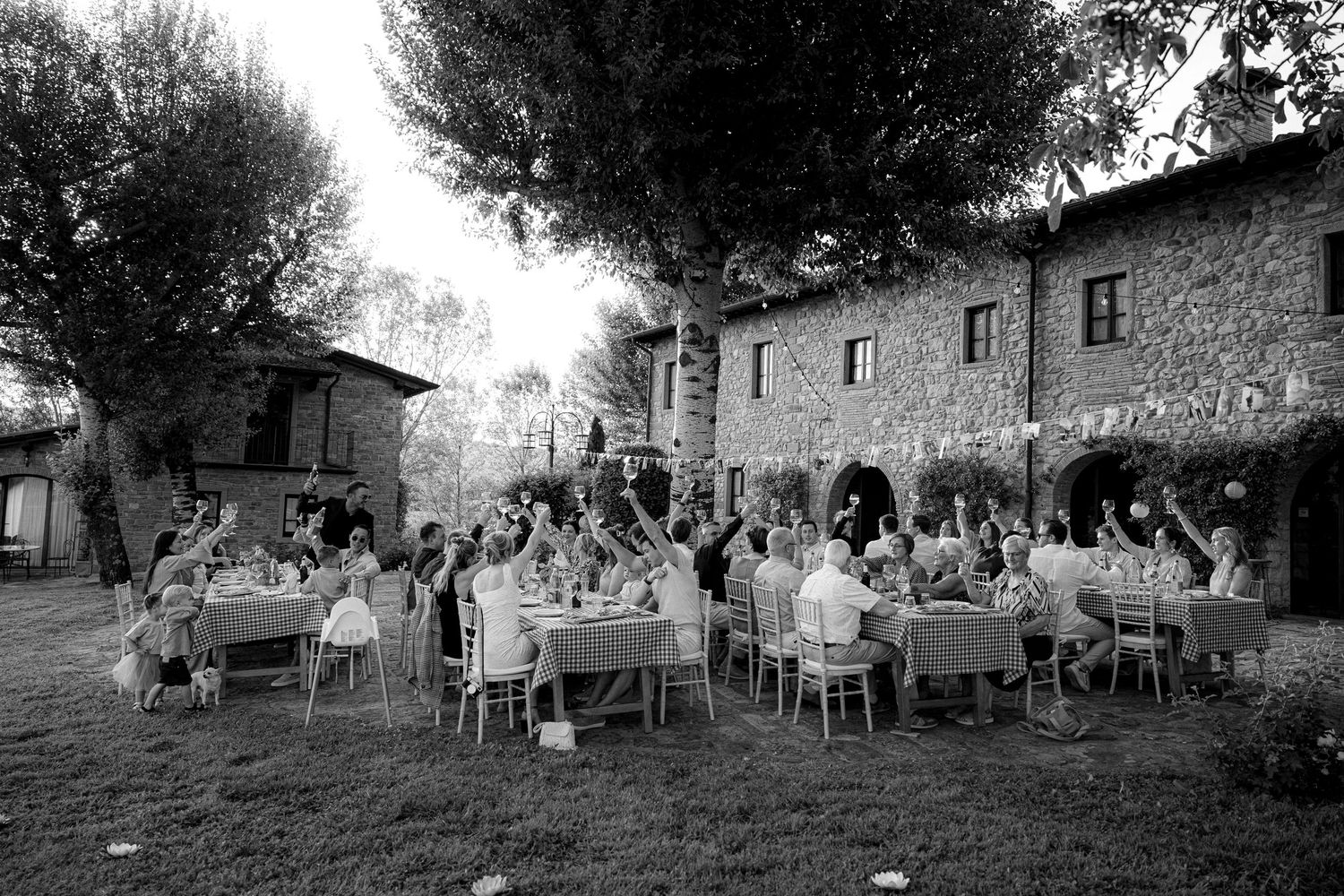 Gasten die proosten tijdens het diner op de bruiloft in Italië.