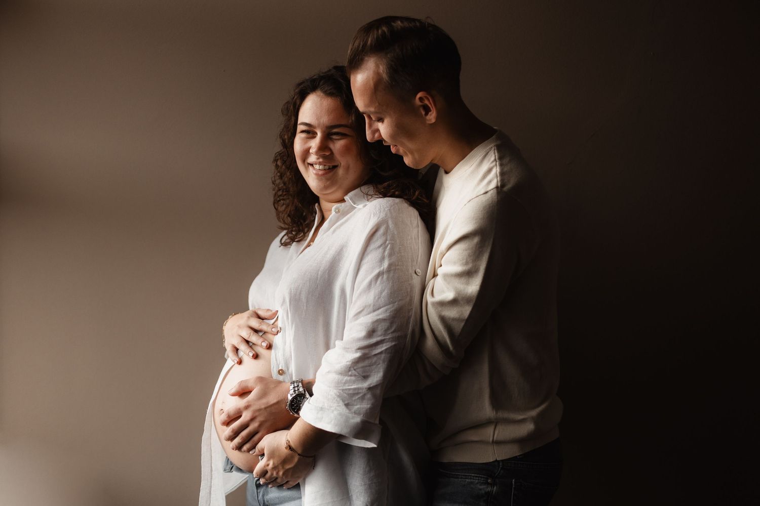 Zwangerschapsshoot bij iemand thuis in Harderwijk. Door Nansee Photography