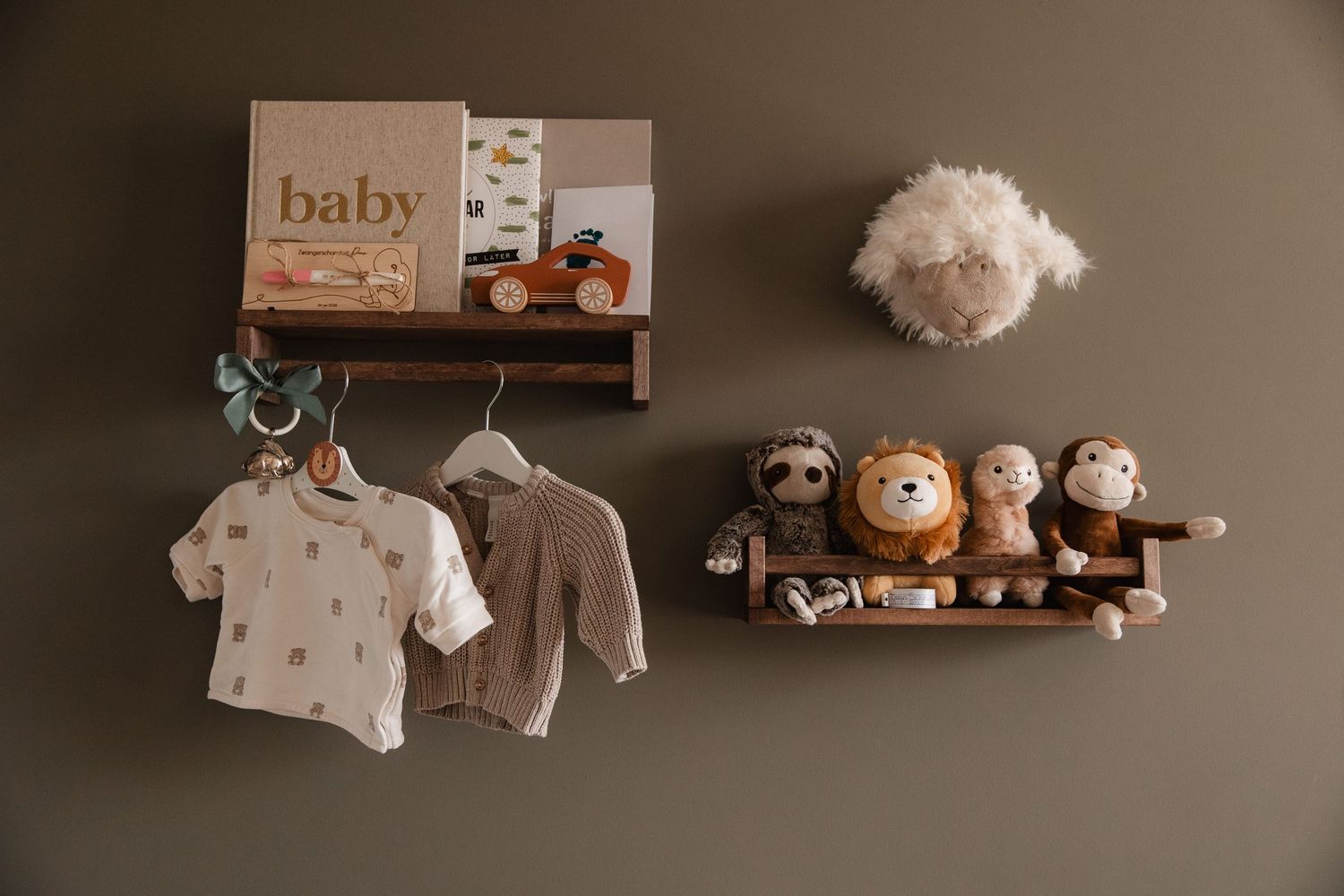 Een detailshot van de babykamer door Nansee Photography