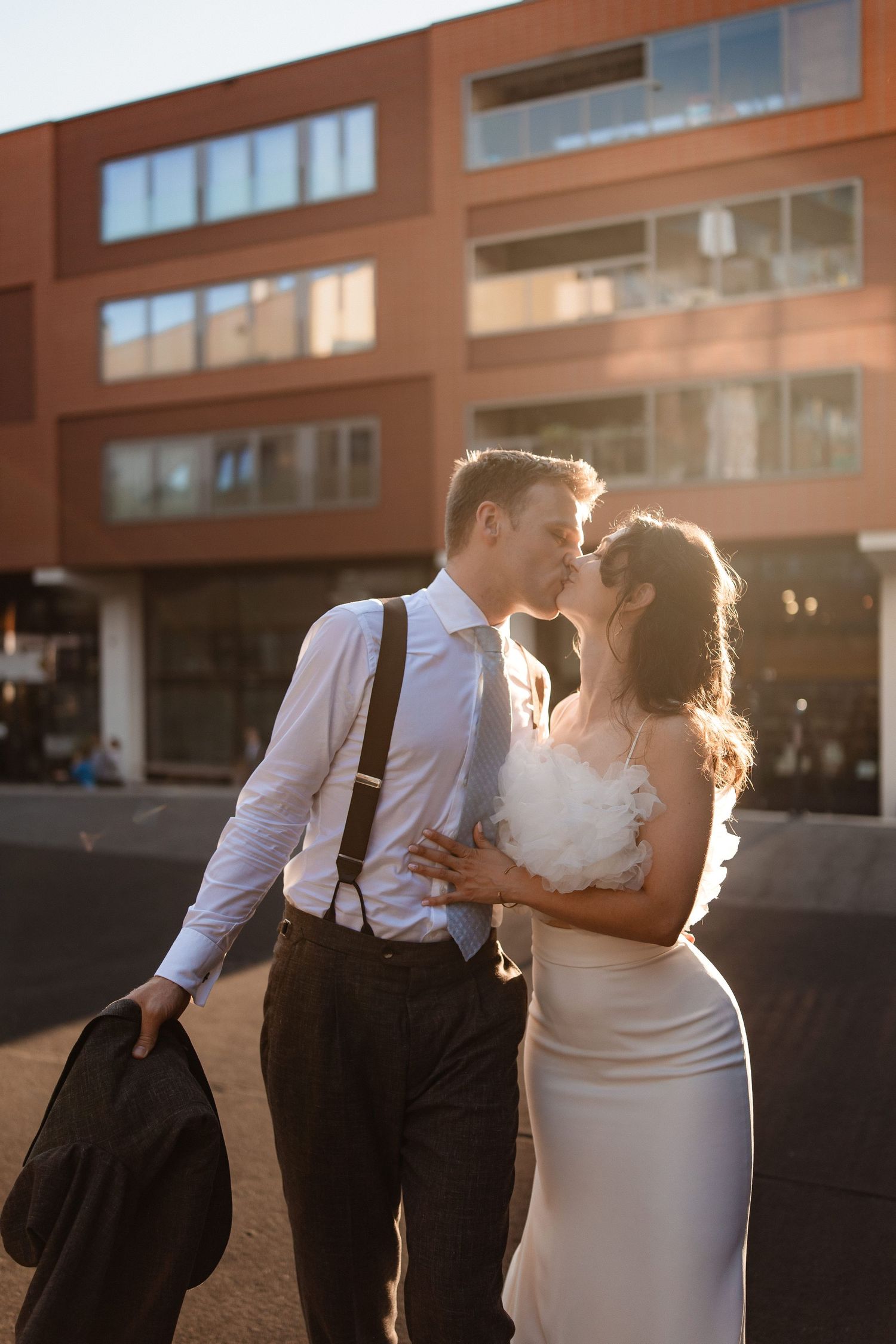 Bruidspaar tijdens Golden hour fotoshoot in Utrecht